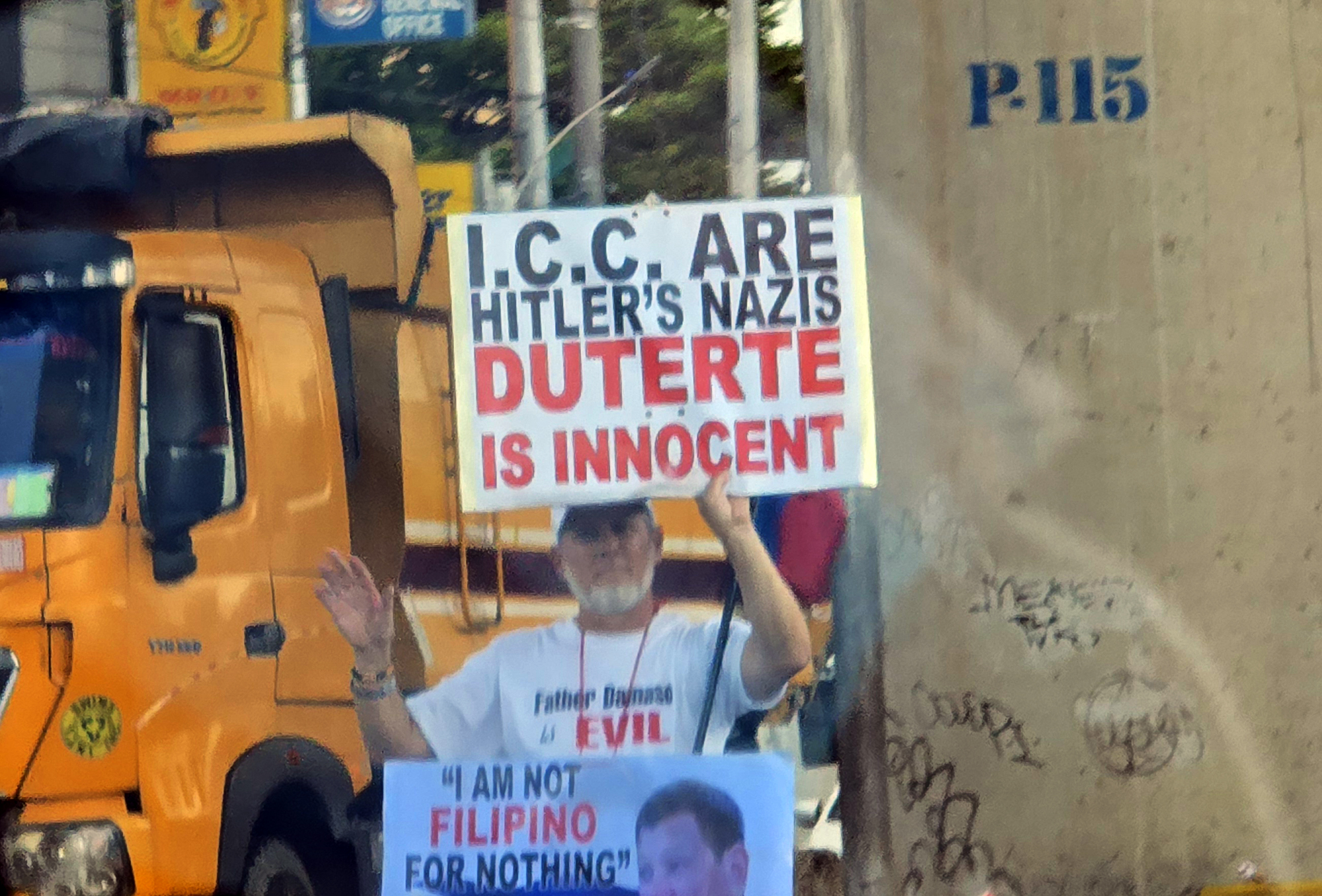 Lone protesting Duterte-supporting white man spotted in Fairview