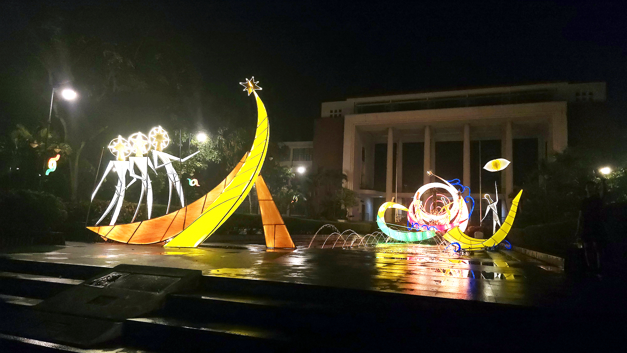 “Tanglawas” brightens up the Oblation Plaza in UP Diliman for Christmas 2025